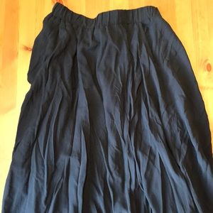 Old navy midi skirt. Navy. Pockets. Small.